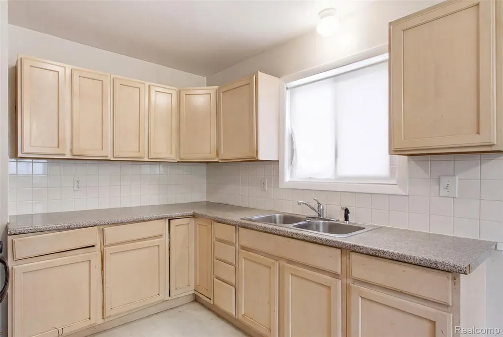 6579 N Highland Street Dearborn Heights City MI 48127
