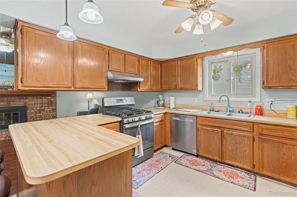 36765 Melbourne Drive Sterling Heights City MI 48312