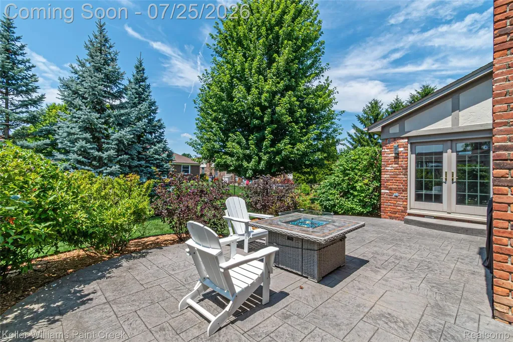 44333 Pentwater Drive Clinton Charter Township MI 48038
