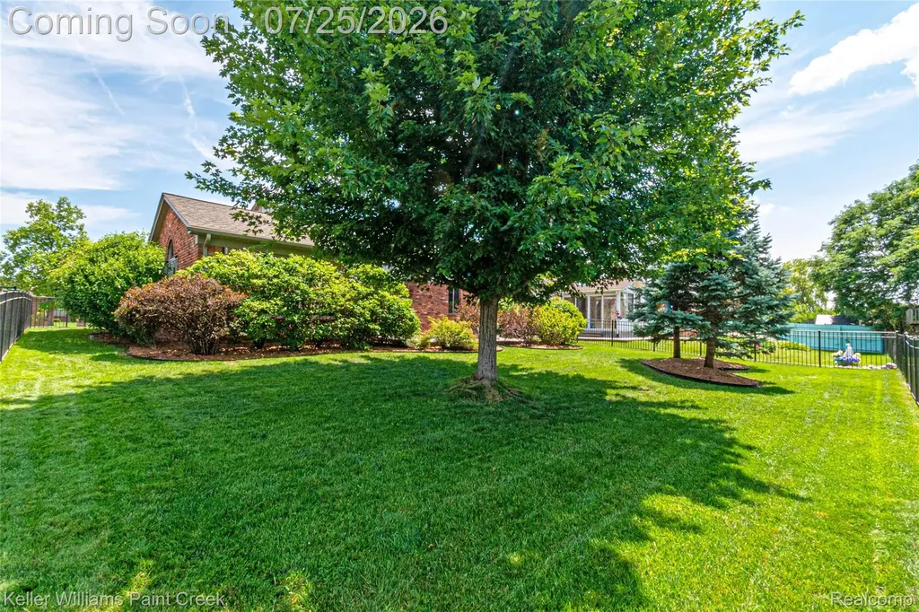44333 Pentwater Drive Clinton Charter Township MI 48038