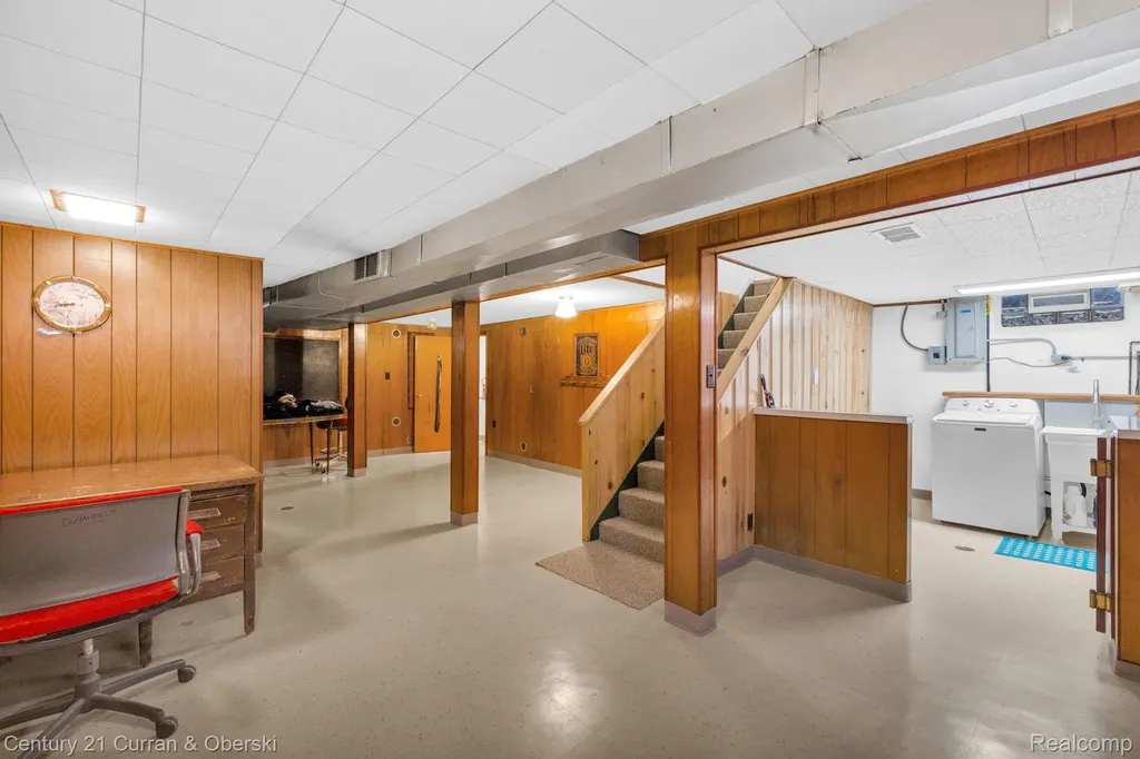 17543 Brody Avenue Allen Park City MI 48101