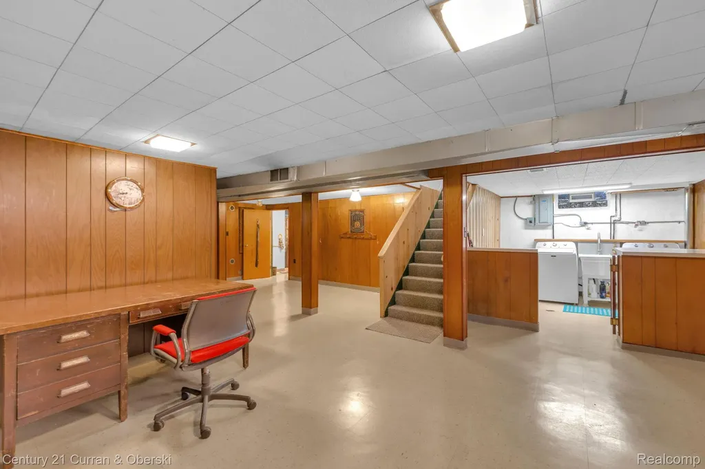 17543 Brody Avenue Allen Park City MI 48101