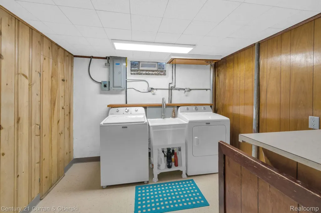 17543 Brody Avenue Allen Park City MI 48101