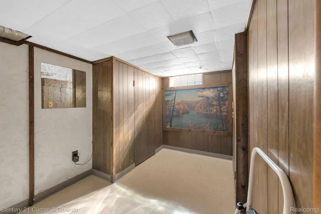 17543 Brody Avenue Allen Park City MI 48101