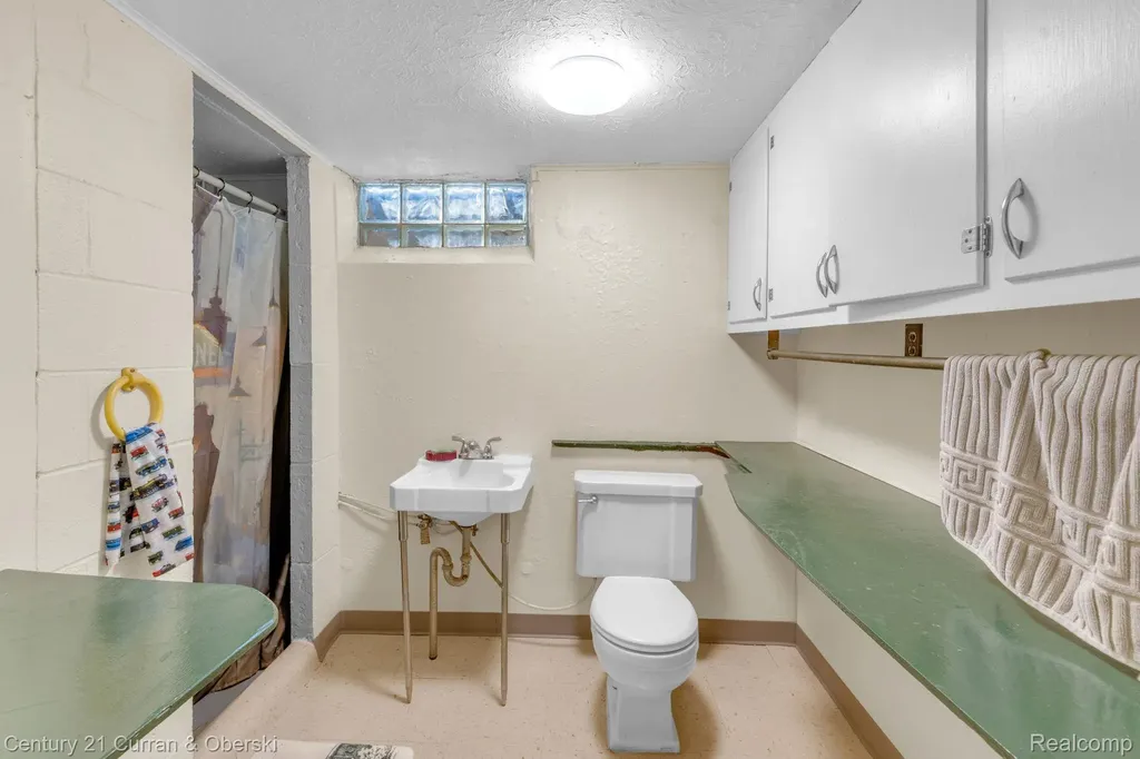 17543 Brody Avenue Allen Park City MI 48101