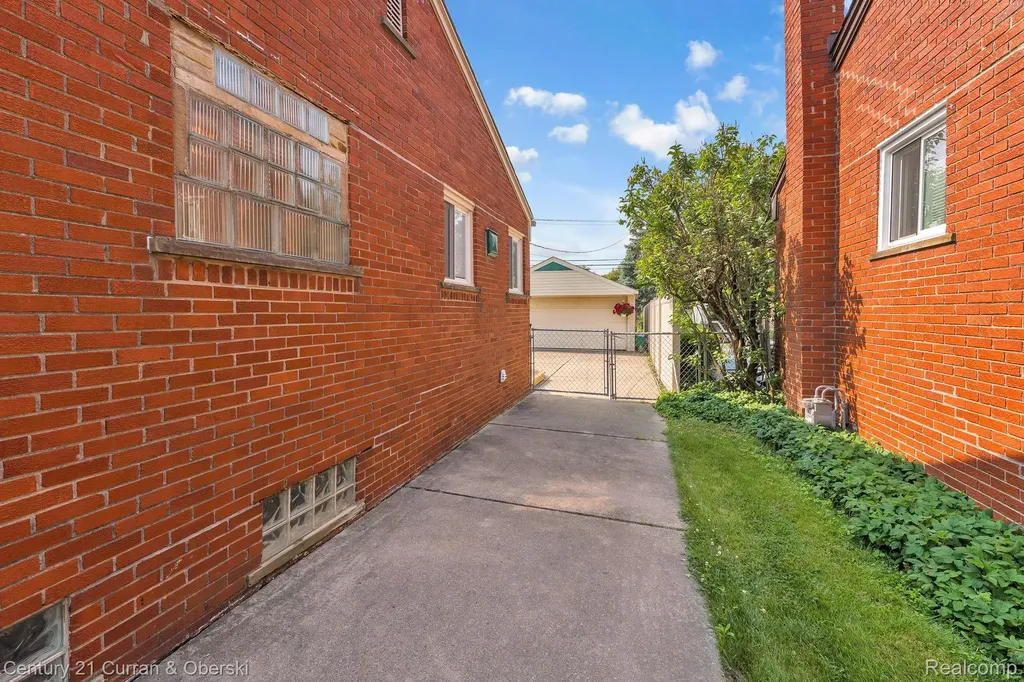 17543 Brody Avenue Allen Park City MI 48101