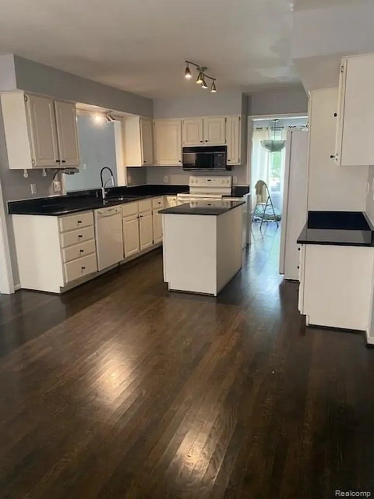40745 N Northville Trail Northville City MI 48168