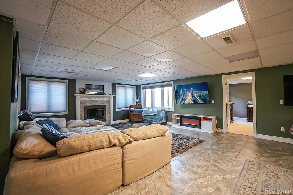 54182 Queensborough Drive Shelby Charter Township MI 48315