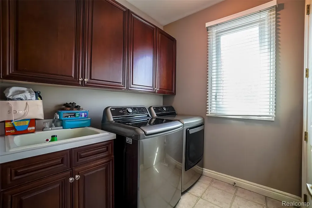 54182 Queensborough Drive Shelby Charter Township MI 48315