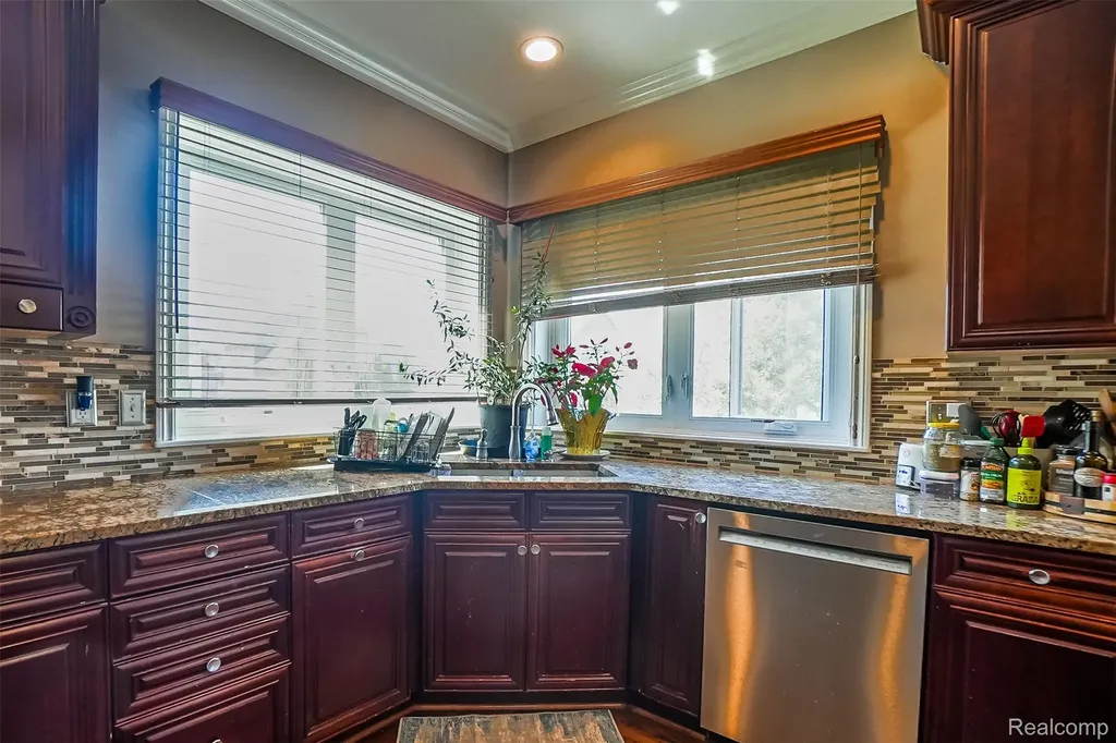 54182 Queensborough Drive Shelby Charter Township MI 48315