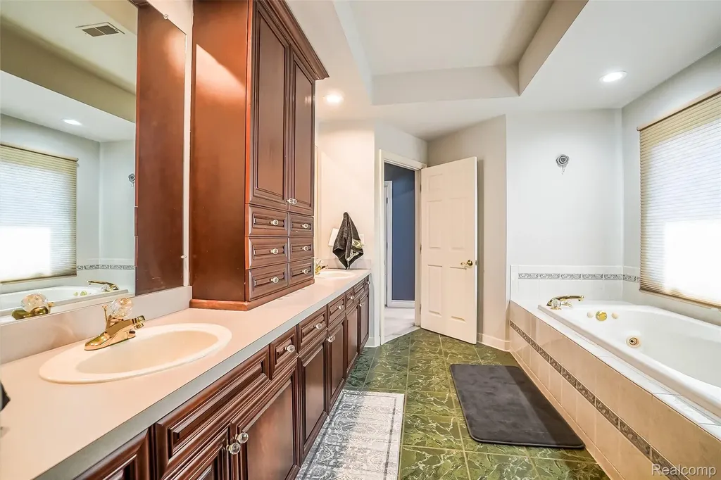 54182 Queensborough Drive Shelby Charter Township MI 48315