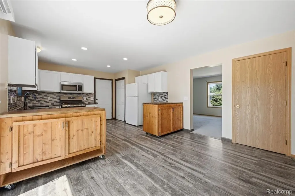 879 Barren Oaks Drive Pontiac City MI 48341