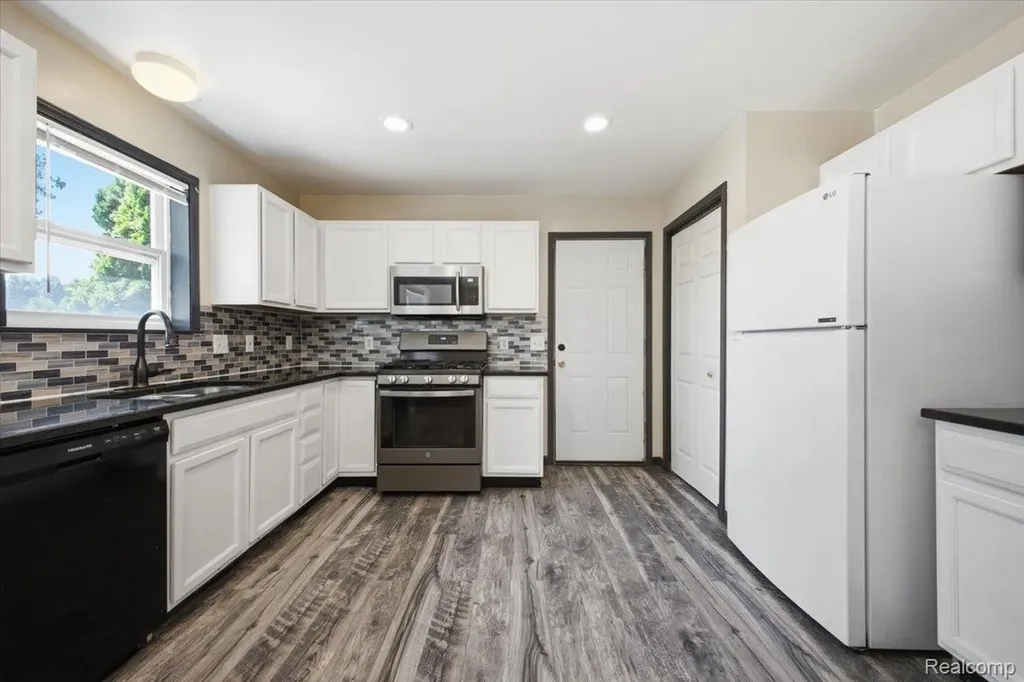 879 Barren Oaks Drive Pontiac City MI 48341