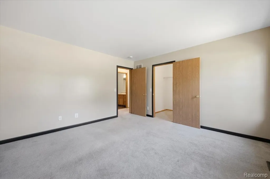 879 Barren Oaks Drive Pontiac City MI 48341