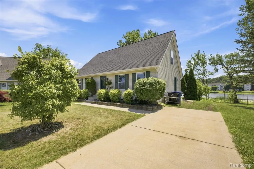 879 Barren Oaks Drive Pontiac City MI 48341