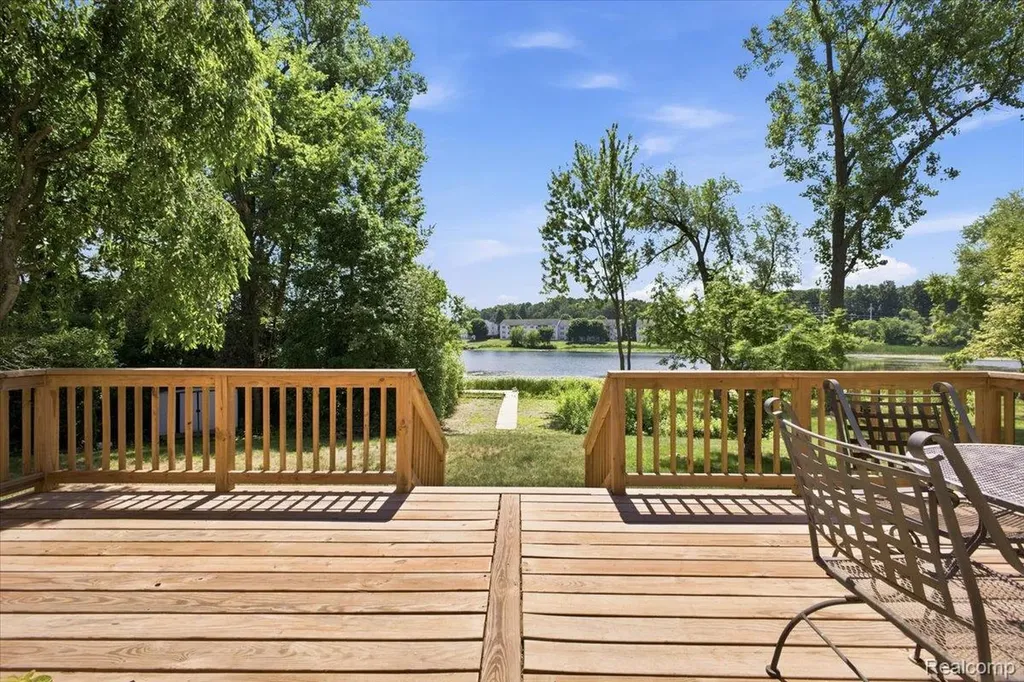 879 Barren Oaks Drive Pontiac City MI 48341