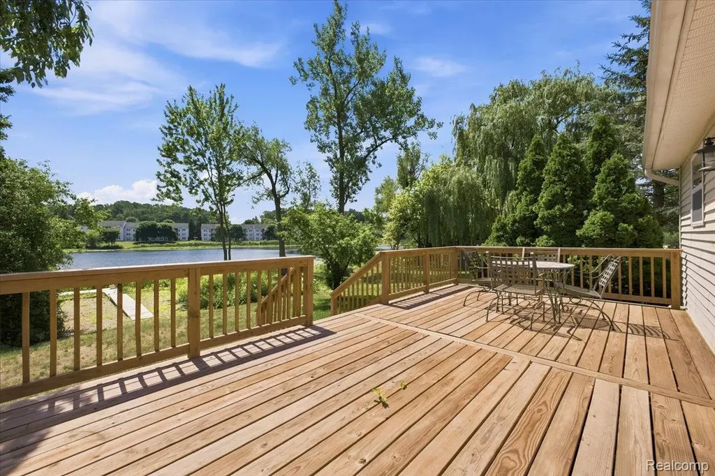 879 Barren Oaks Drive Pontiac City MI 48341