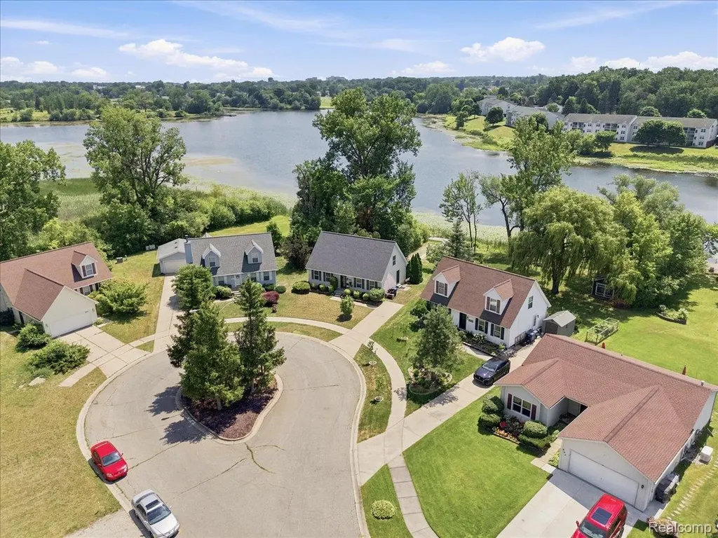 879 Barren Oaks Drive Pontiac City MI 48341