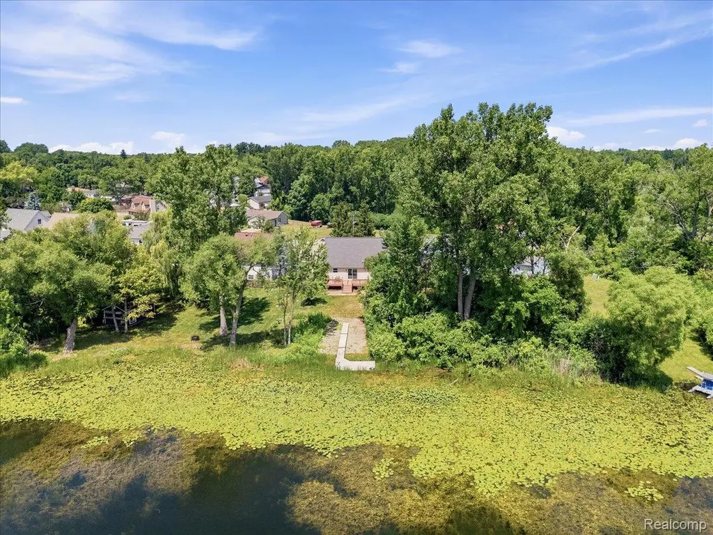 879 Barren Oaks Drive Pontiac City MI 48341
