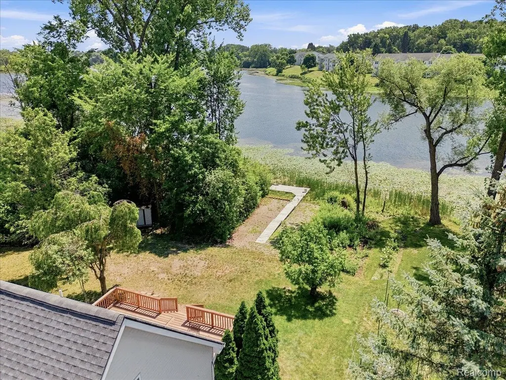 879 Barren Oaks Drive Pontiac City MI 48341