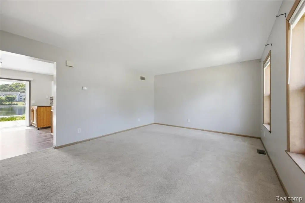 879 Barren Oaks Drive Pontiac City MI 48341