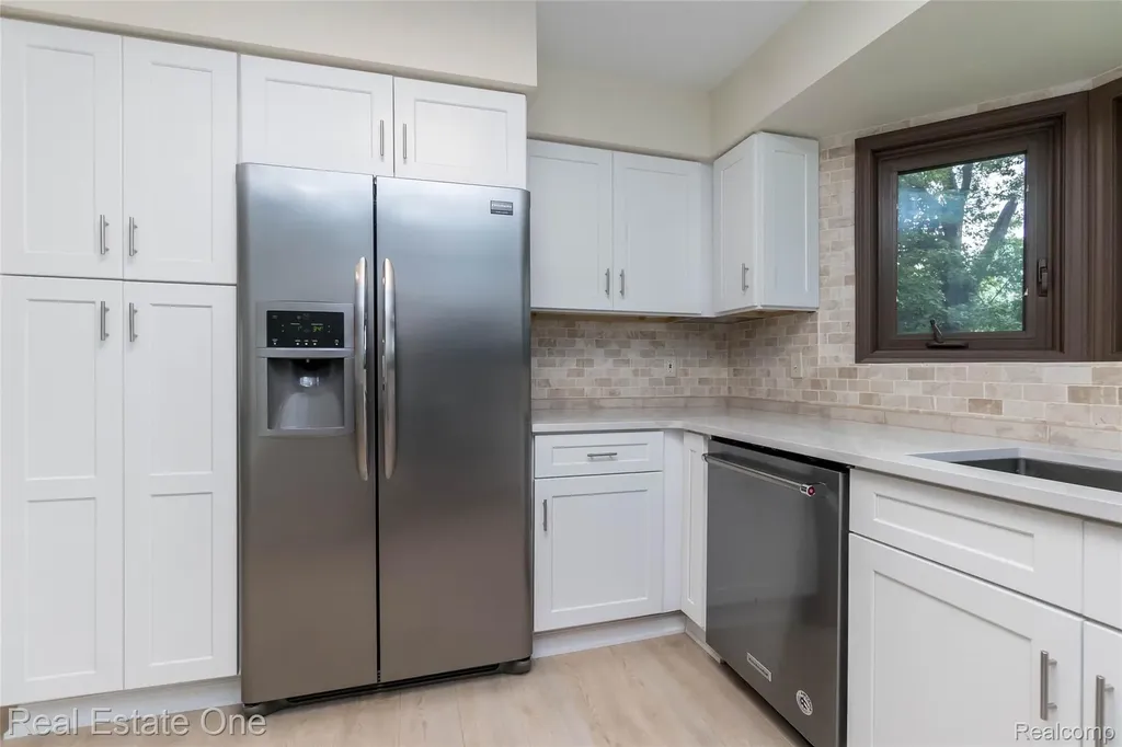 3190 Kenicott Drive Commerce Charter Township MI 48390