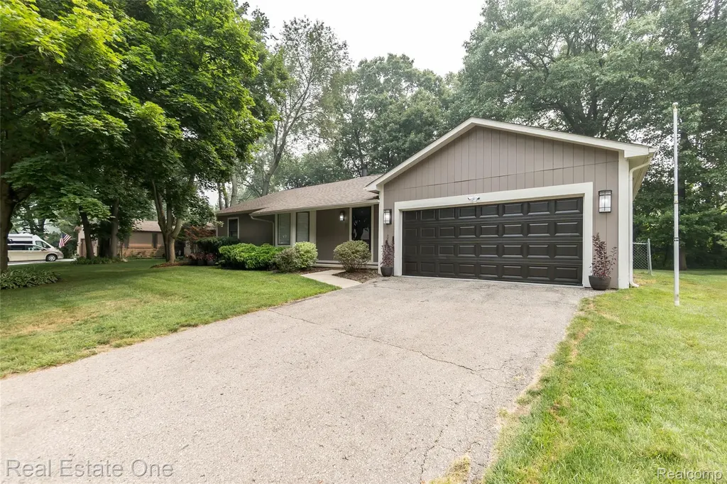 3190 Kenicott Drive Commerce Charter Township MI 48390