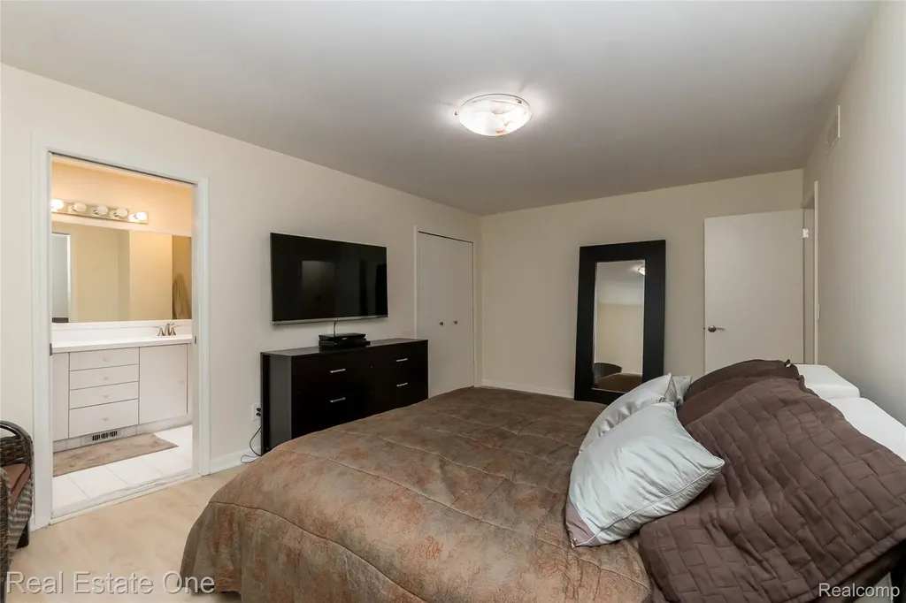 3190 Kenicott Drive Commerce Charter Township MI 48390