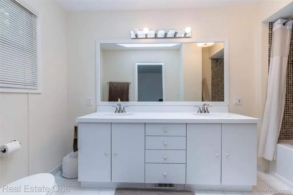 3190 Kenicott Drive Commerce Charter Township MI 48390