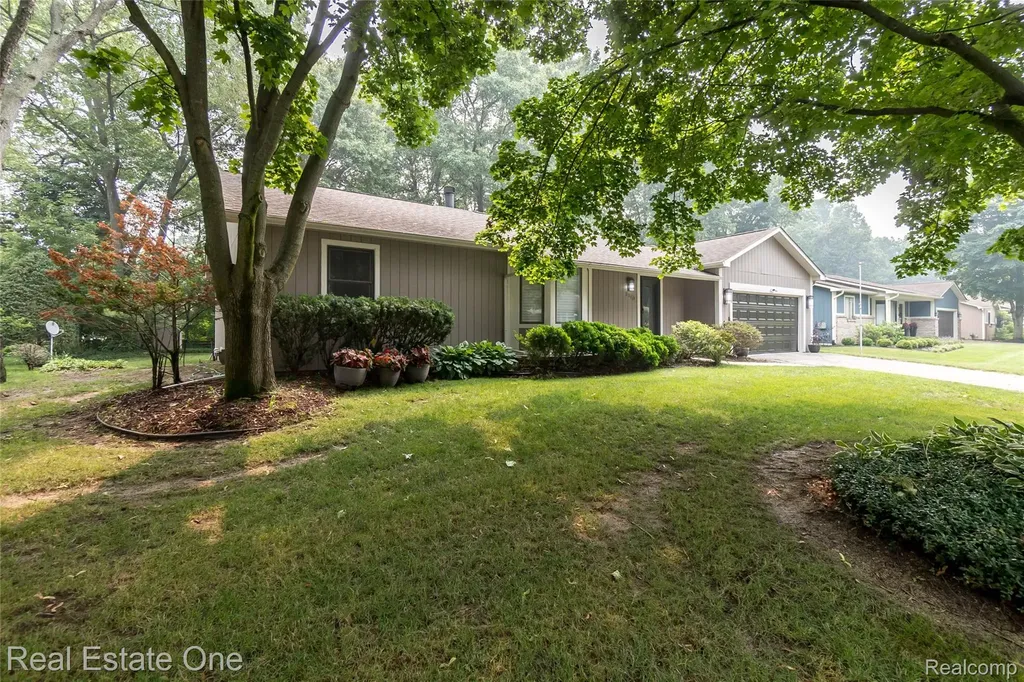 3190 Kenicott Drive Commerce Charter Township MI 48390