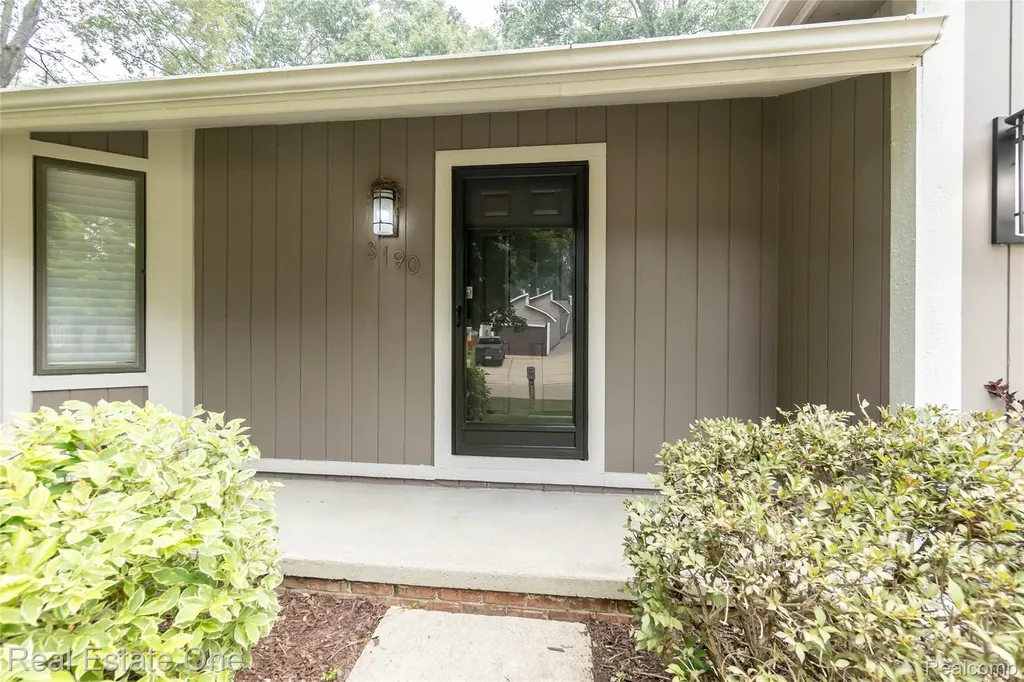 3190 Kenicott Drive Commerce Charter Township MI 48390