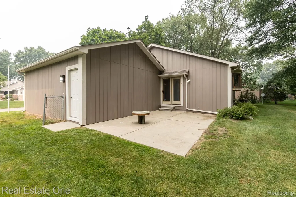 3190 Kenicott Drive Commerce Charter Township MI 48390