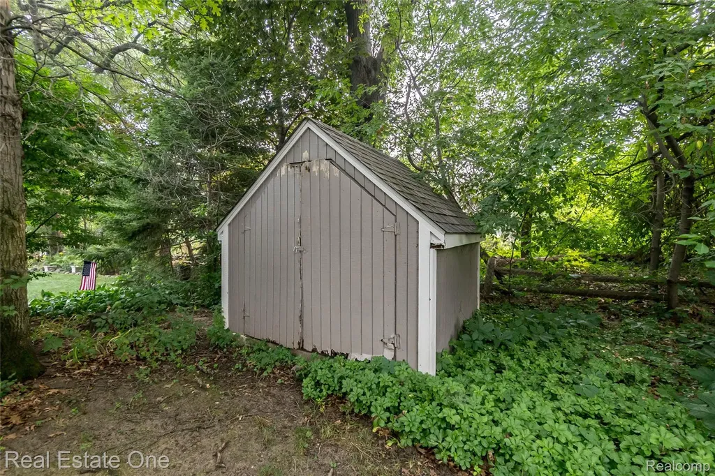 3190 Kenicott Drive Commerce Charter Township MI 48390