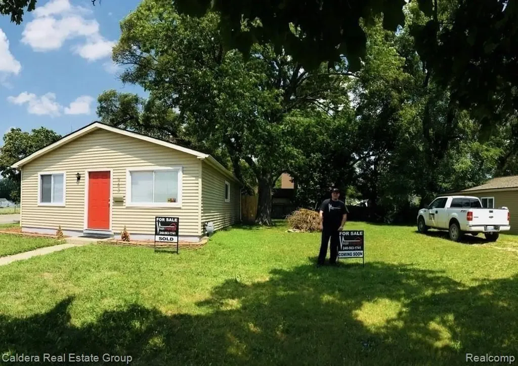 1005 E Muir Avenue Hazel Park City MI 48030