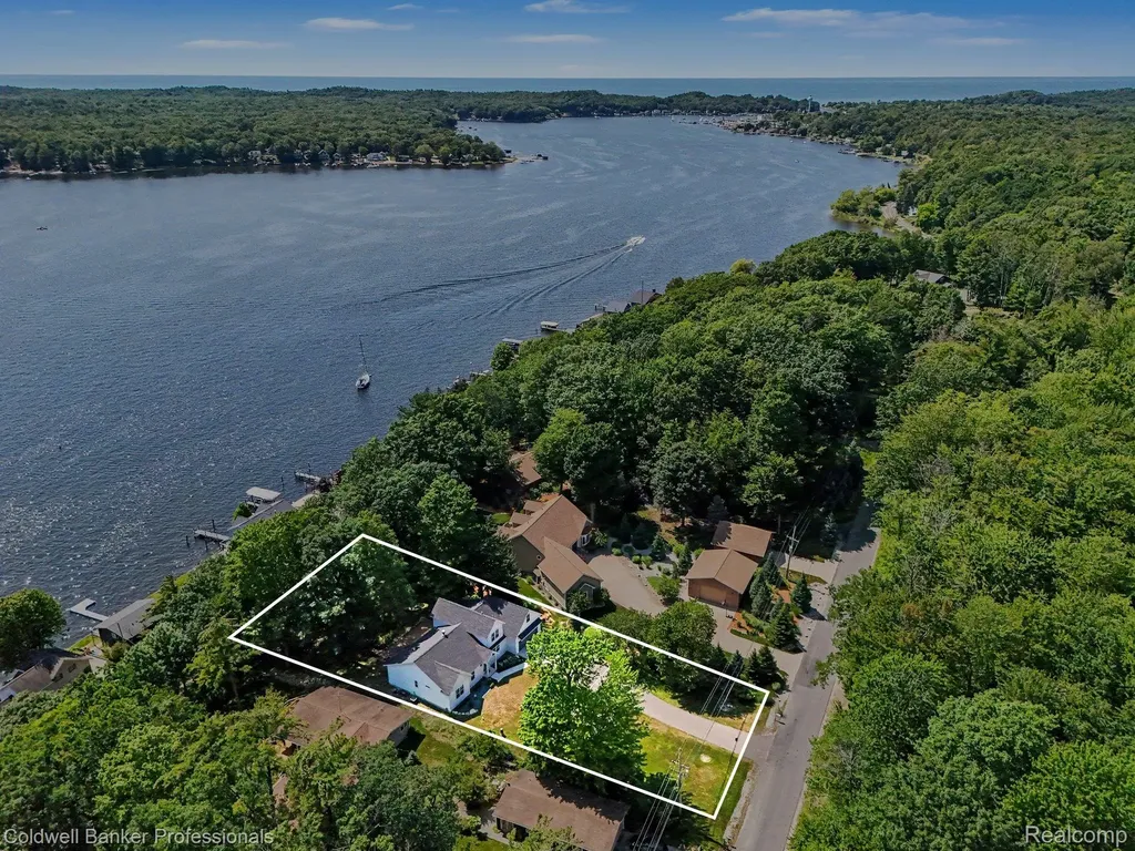 5253 W Lakeview Drive Pentwater Township MI 49449