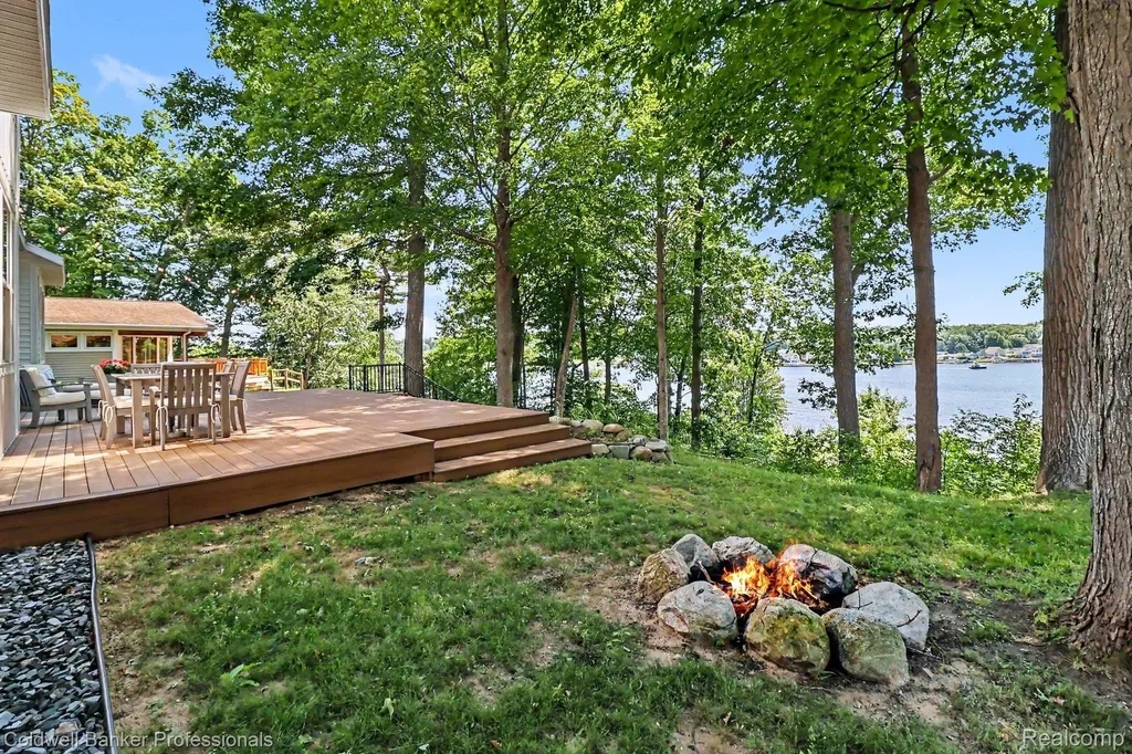 5253 W Lakeview Drive Pentwater Township MI 49449