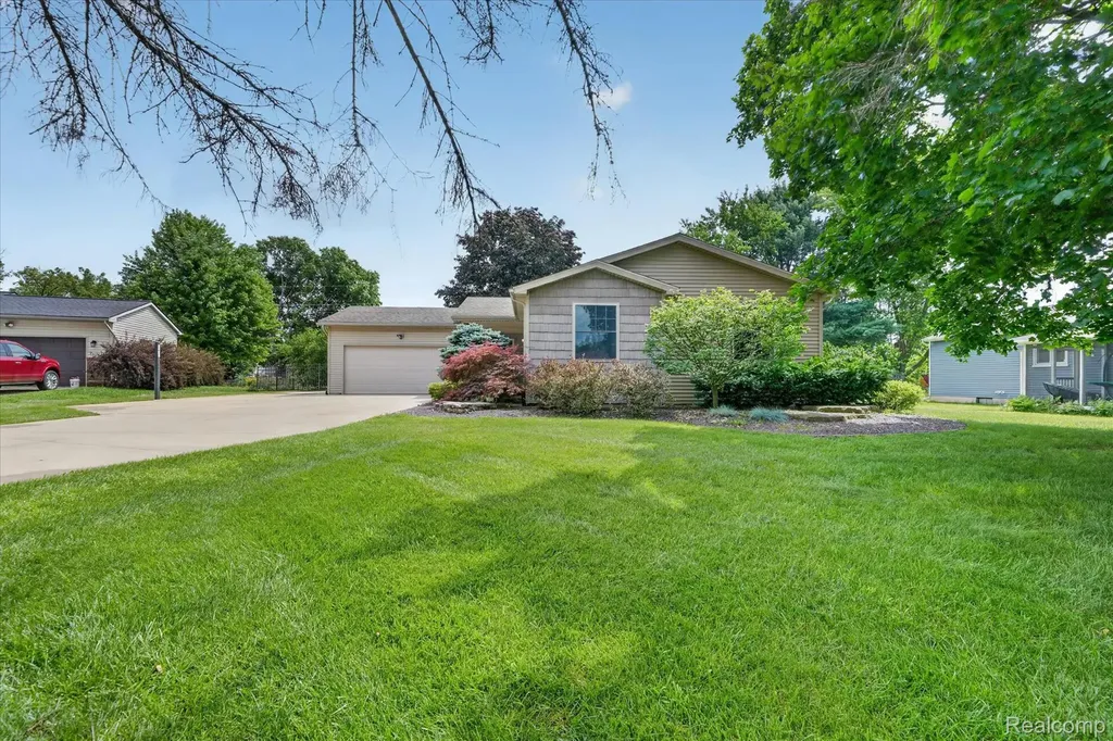 6409 Hollyhock Trail Green Oak Township MI 48116