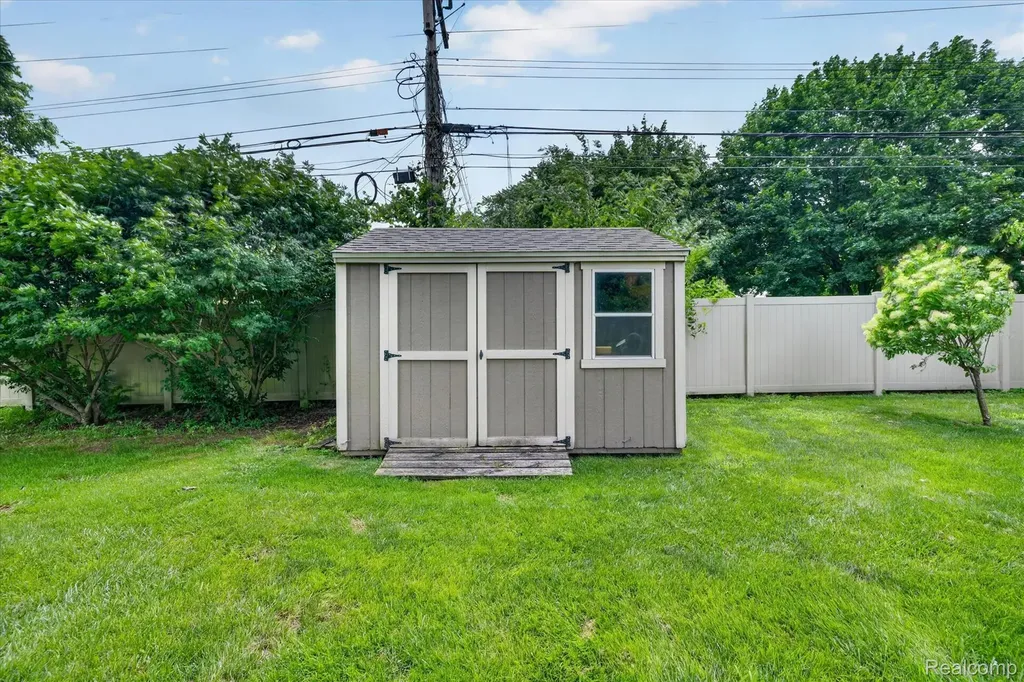 6409 Hollyhock Trail Green Oak Township MI 48116