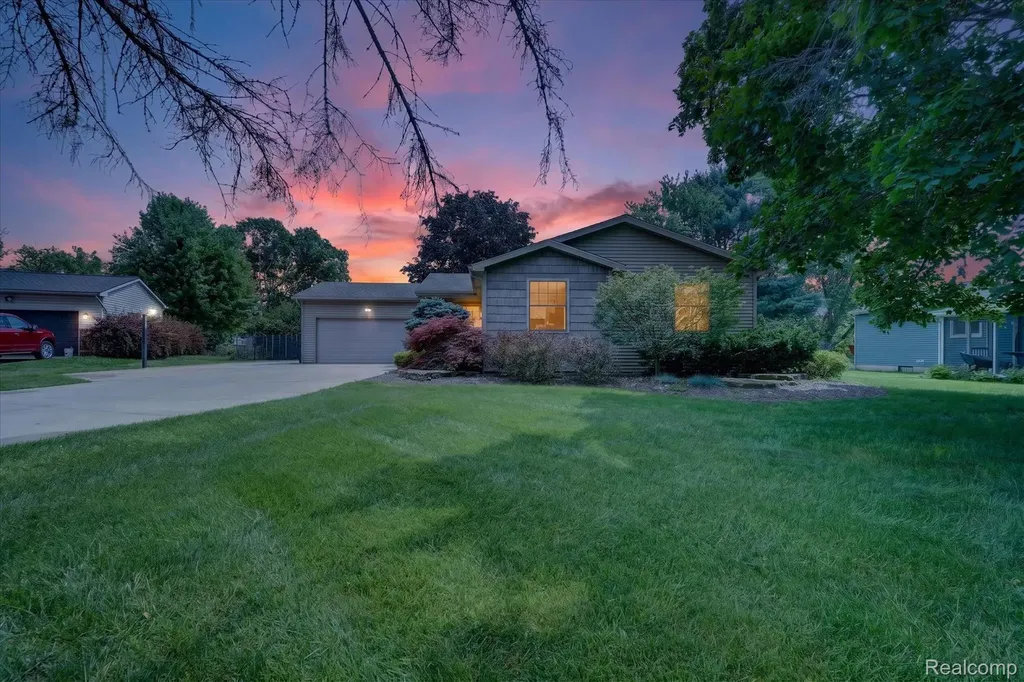 6409 Hollyhock Trail Green Oak Township MI 48116
