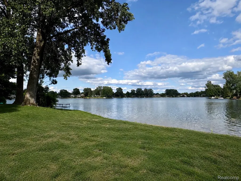 9495 Cooks Court White Lake Charter Township MI 48386