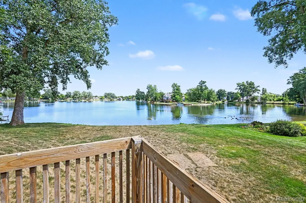 9495 Cooks Court White Lake Charter Township MI 48386