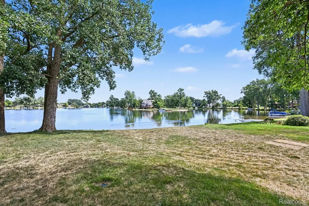 9495 Cooks Court White Lake Charter Township MI 48386