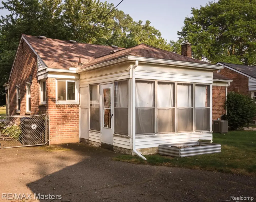 15957 Fox Redford Charter Township MI 48239