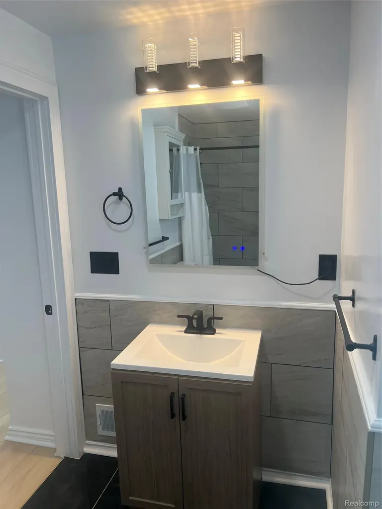 59 Eldredge Street Mt. Clemens City MI 48043