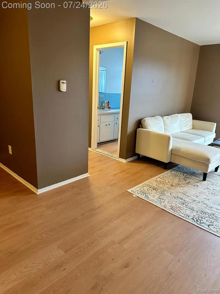 1870 Axtell Drive Oakland Charter Township MI 48084