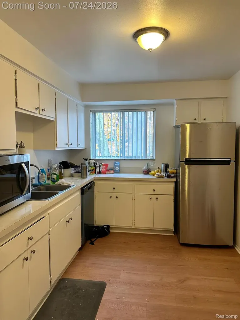 1870 Axtell Drive Oakland Charter Township MI 48084