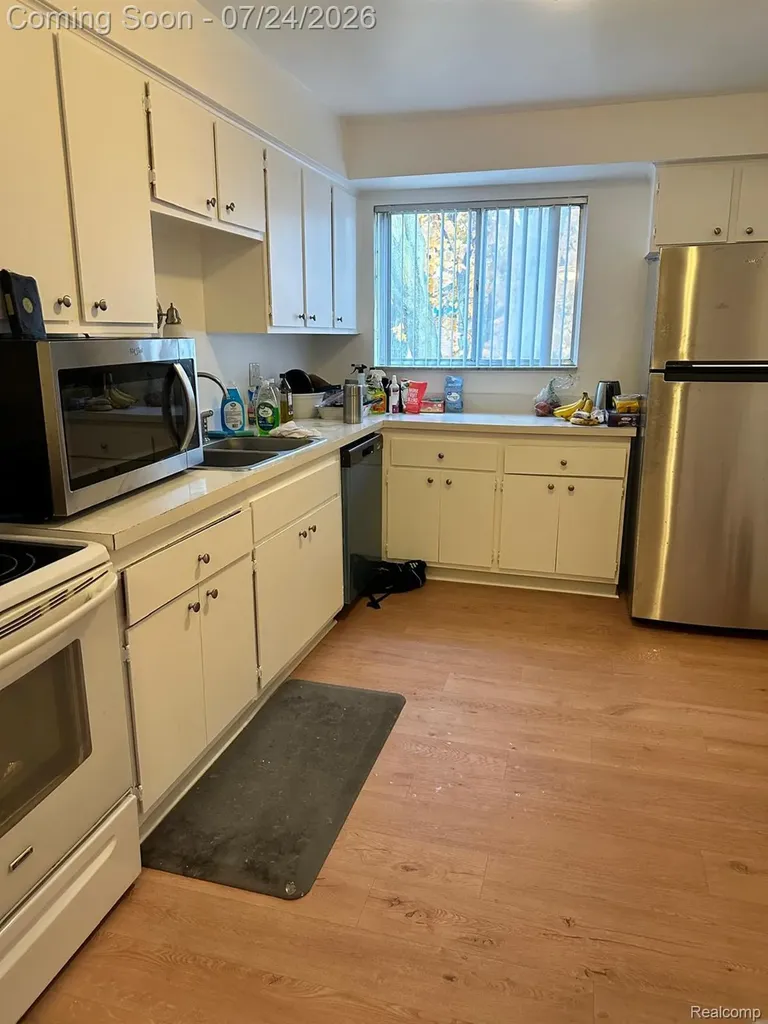 1870 Axtell Drive Oakland Charter Township MI 48084