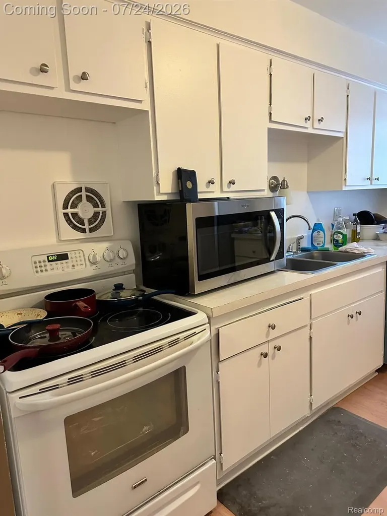 1870 Axtell Drive Oakland Charter Township MI 48084