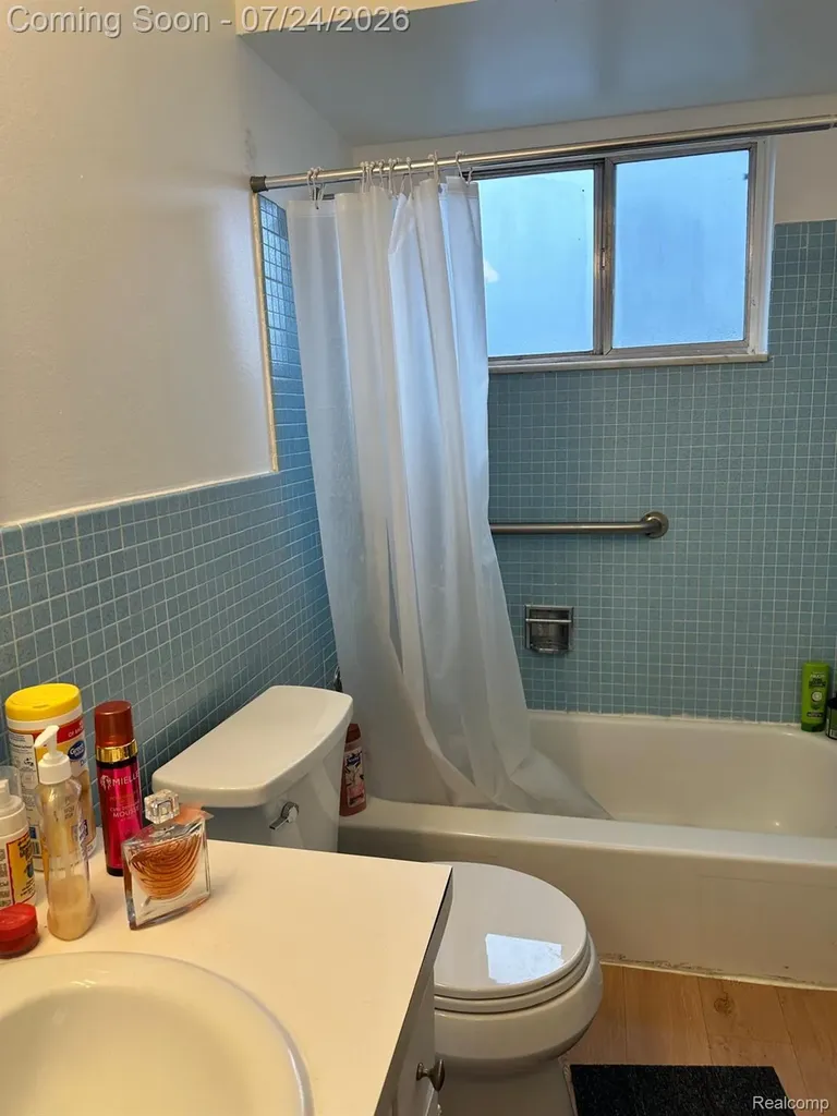 1870 Axtell Drive Oakland Charter Township MI 48084