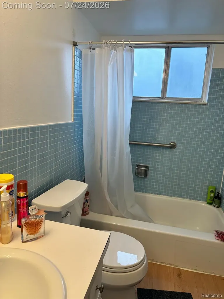 1870 Axtell Drive Oakland Charter Township MI 48084